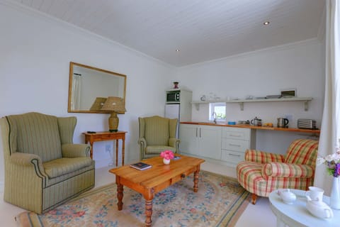 Deluxe Cottage | Private kitchenette | Fridge, electric kettle