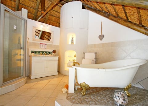 Luxury Room, 1 Bedroom, Balcony, Sea View (Bayview) | Bathroom | Designer toiletries, hair dryer, towels