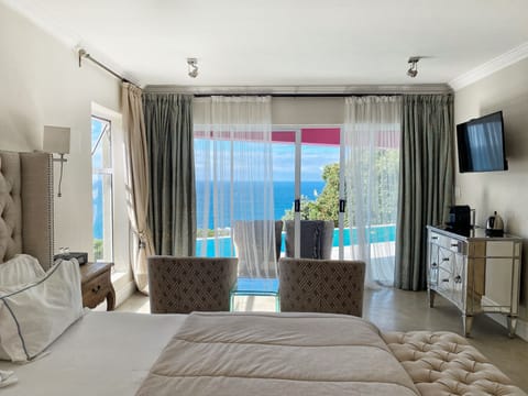 Deluxe Queen Room with Sea View | Beach/ocean view