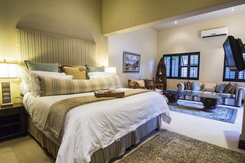 Executive Suite | In-room safe, soundproofing, WiFi (free), bed sheets