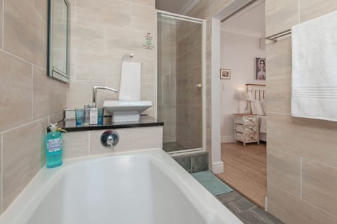 Suite 106 | Bathroom | Free toiletries, hair dryer, bathrobes, towels