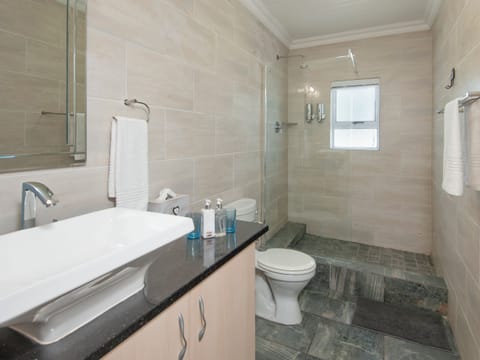 Suite 103 | Bathroom | Free toiletries, hair dryer, bathrobes, towels