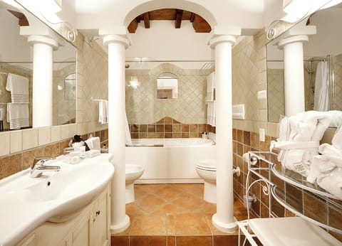 Combined shower/tub, deep soaking tub, free toiletries, hair dryer