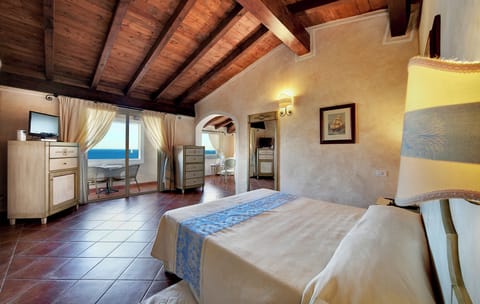 Hypo-allergenic bedding, minibar, in-room safe, desk