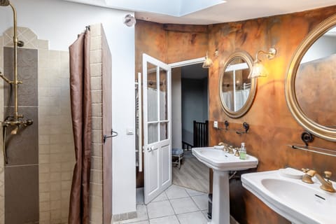 Deluxe Triple Room, Private Bathroom (Frédéric Mistral) | Bathroom