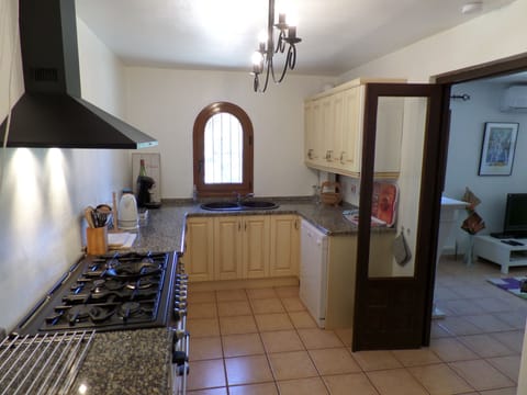 Apartment, 2 Bedrooms (Picasso) | Private kitchen | Full-size fridge, microwave, oven, stovetop