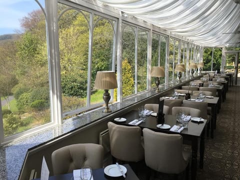 2 restaurants; breakfast, lunch, and dinner served