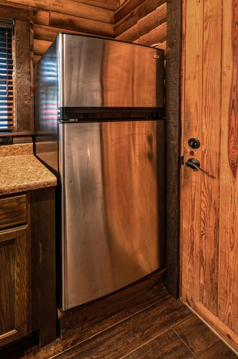 Cozy Lakefront Cabin, 2 bedrooms, Hot Tub, Lake Nantahala | Private kitchen | Toaster, dining tables