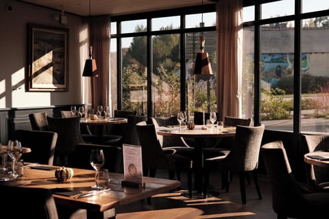 3 restaurants; lunch and dinner served