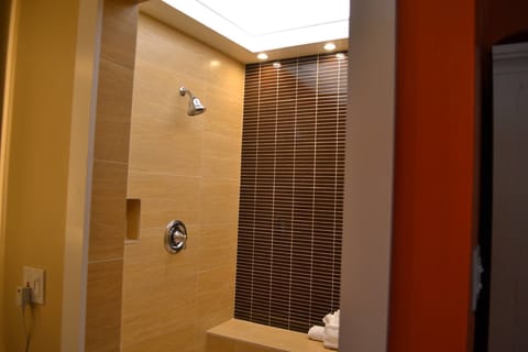 Superior Room, 1 King Bed (Adult Exclusive) | Bathroom | Free toiletries, towels