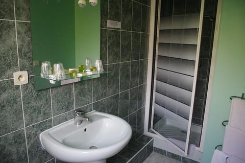 Standard Double Room | Bathroom sink