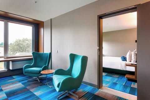 Premium bedding, in-room safe, desk, laptop workspace