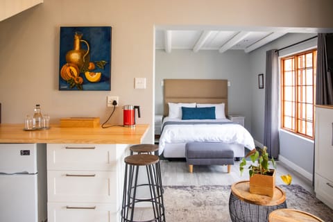 Romantic Studio Suite | Minibar, individually furnished, desk, laptop workspace