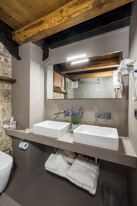 Signature Suite | Bathroom | Shower, free toiletries, hair dryer, bidet