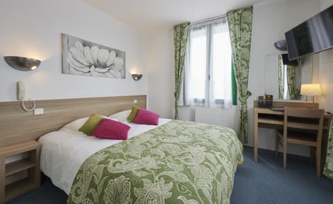 In-room safe, desk, free WiFi