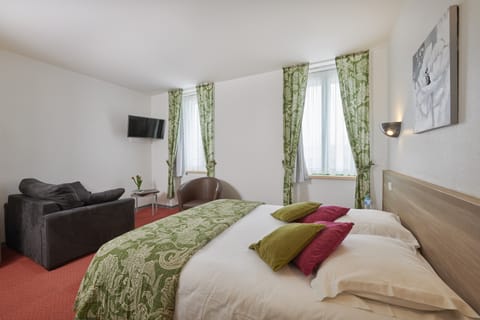 In-room safe, desk, free WiFi