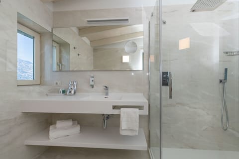 Junior Suite, Lake View | Bathroom | Shower, rainfall showerhead, free toiletries, hair dryer