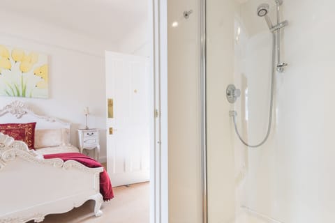 Double Room, Ensuite (The Fairfield) | Bathroom | Free toiletries, towels, soap, shampoo