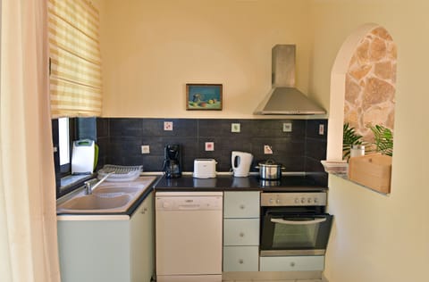 Villa | Private kitchen | Full-size fridge, microwave, oven, stovetop