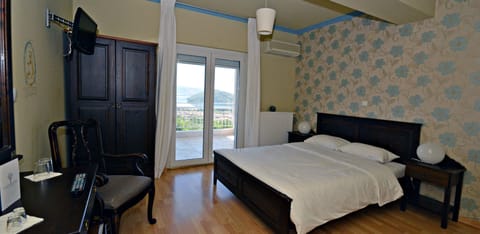 Double Room, Lake View | Individually decorated, soundproofing, free WiFi, bed sheets