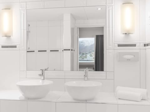 Room, Multiple Bedrooms (Friends & Family) | Bathroom | Combined shower/tub, designer toiletries, hair dryer, towels