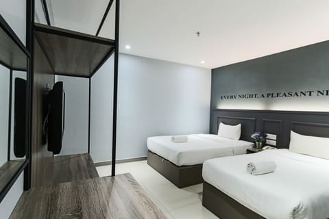 Deluxe Twin Room | Desk, soundproofing, iron/ironing board, free WiFi