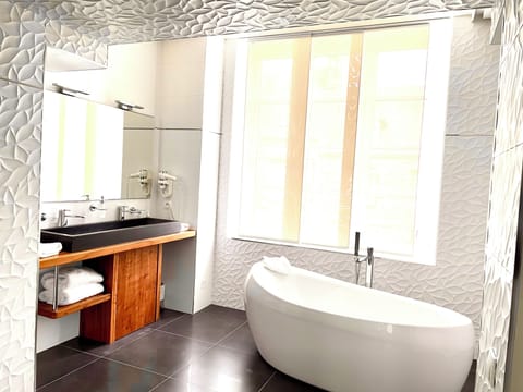 Junior Suite, Garden View | Bathroom | Free toiletries, hair dryer, bathrobes, slippers