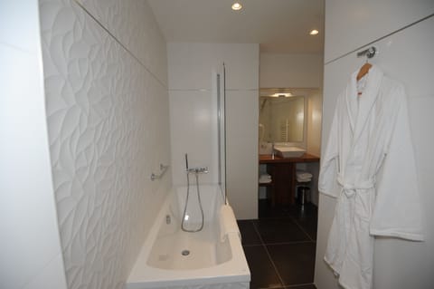 Junior Suite, Park View | Bathroom | Free toiletries, hair dryer, bathrobes, slippers