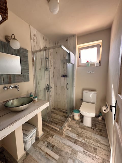 Superior Triple Room | Bathroom | Shower, free toiletries, hair dryer, slippers