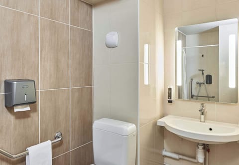 Double Room, Accessible, Non Smoking | Bathroom | Shower, hair dryer, towels