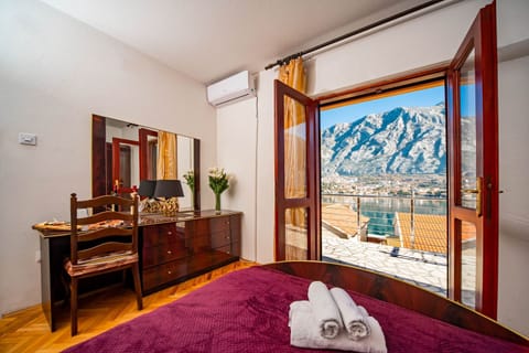 Double Room, Shared Bathroom | Iron/ironing board, free WiFi