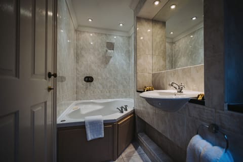 Combined shower/tub, jetted tub, rainfall showerhead, free toiletries