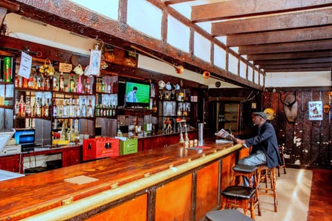 2 bars/lounges