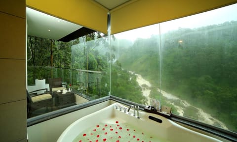 Presidential Suite  | Bathroom | Free toiletries, hair dryer, slippers, bidet