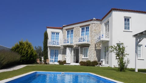 Seasonal outdoor pool, sun loungers