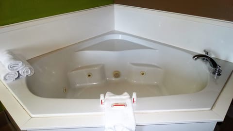 Room, 1 King Bed, Hot Tub, Non Smoking | Room amenity