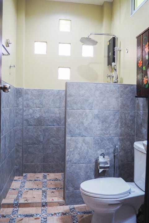 Cozy Casa Bungalow | Bathroom | Shower, hair dryer, towels, soap