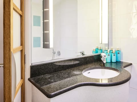 Hypo-allergenic bedding, pillowtop beds, in-room safe, desk