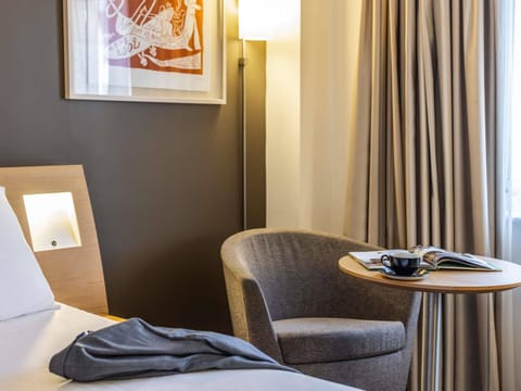 Hypo-allergenic bedding, pillowtop beds, in-room safe, desk