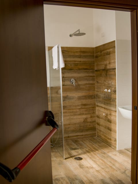 Triple Room | Bathroom | Shower, rainfall showerhead, free toiletries, hair dryer