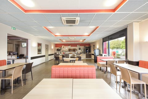 Daily buffet breakfast (EUR 9.90 per person)