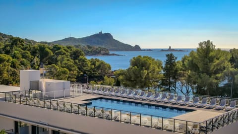 Seasonal outdoor pool, sun loungers