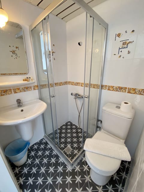 Shower, rainfall showerhead, free toiletries, hair dryer