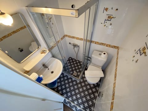 Shower, rainfall showerhead, free toiletries, hair dryer