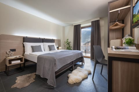 In-room safe, desk, blackout drapes, soundproofing