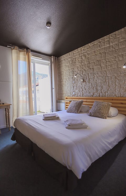 Comfort Triple Room | Desk, free cribs/infant beds, free WiFi, bed sheets