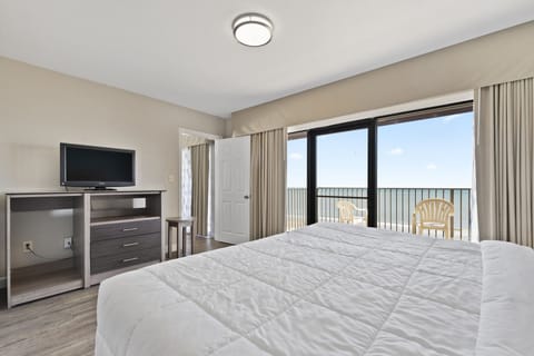 Oceanfront Penthouse Non-Smoking | Desk, blackout drapes, free WiFi, bed sheets