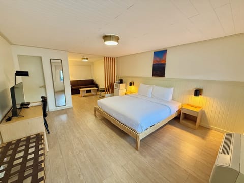 Deluxe Double Room | Desk, free WiFi, bed sheets