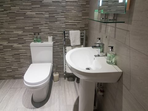 Standard Double Room, Ensuite | Bathroom | Hair dryer, towels