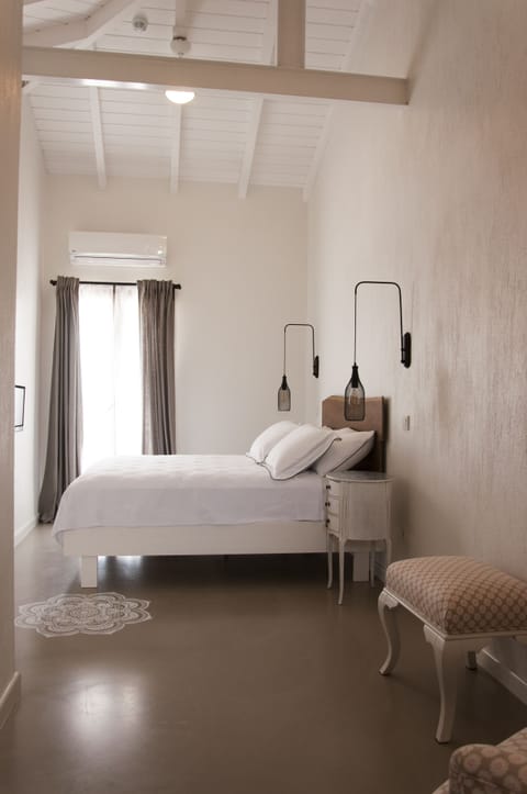 Exclusive Double Room, 1 Double Bed, Lanai | Minibar, in-room safe, desk, soundproofing